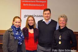 LPBB-Geschäftsführerin Nicole Schwarz (re.) gratuliert Juliane Schulz, Lisa-Marie Giese und Fabian Pagenhardt zur Wahl - Foto: Schroeder