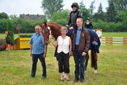 Zuchtverbandsgeschäftsführer Horst von Langermann (re.) gratuliert dem Züchterpaar Ramona und Bernhard Pede zum Sieg im Verbandschampionat - Foto: bjoern-schroeder.de