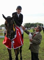 Glückwunsch von Jürgen Pasemann an Sieger Max-Hilmar Borchert - Foto: Wille