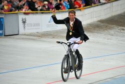 GP-Sieger Niklas Arvidsson aus Schweden legte seine Ehrenrunde im Forster Rad- und Reitstadion auf einem E-Bike zurück - Foto: Schroeder