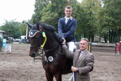 LK-Vorsitzender Helmut Kannengießer gratuliert Robert Bruhns zum Sieg im Großen Preis von Berlin-Rusow - Foto: Wille