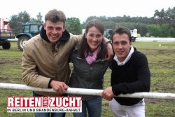 Haben das Lachen nicht verloren; Turniermacher Jan und Katrin Peters mit Derbysieger Gilbert Tillmann - Foto: Wille
